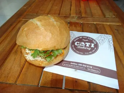 Hình ảnh Bánh Mì Tròn Chả Lụa - Chà Bông