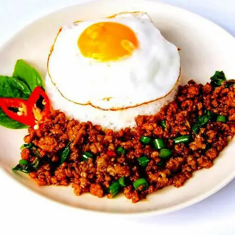 Hình ảnh Cơm thịt heo bằm xào lá quế kèm trứng ốp la