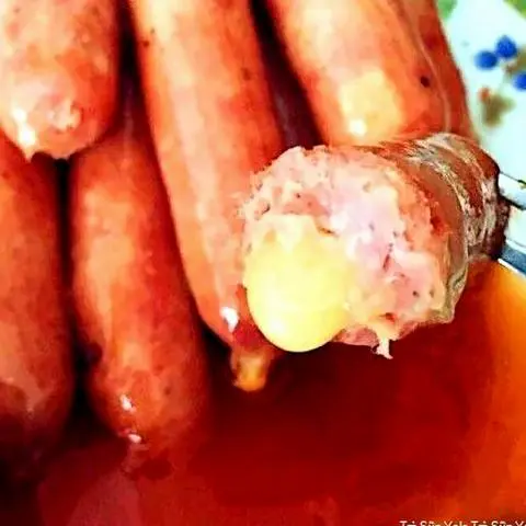 Hình ảnh 1 cây xúc xích phô mai
