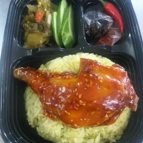 Hình ảnh Cơm gà nhỏ sốt cay