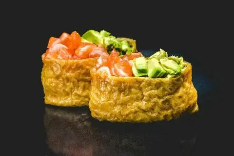 Hình ảnh N - inari cá hồi và bơ