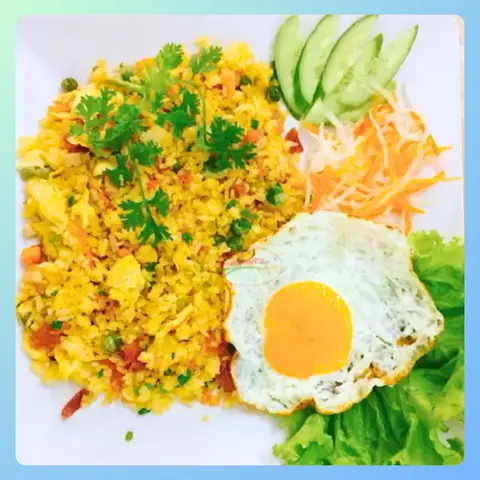 Hình ảnh CƠM CHIÊN TRỨNG ( cơm chiên + 1 quả trứng ốp la )