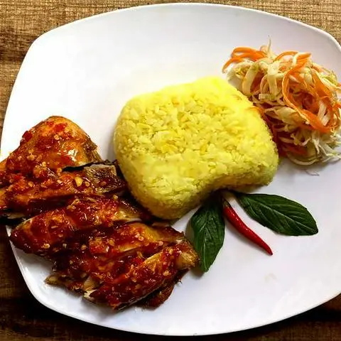 Hình ảnh Cơm Má Đùi Chiên Mắm