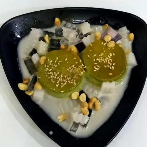 Hình ảnh Dĩa 2 cái bánh flan matcha thạch khoai môn nước cốt dừa