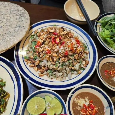 Hình ảnh Gỏi mít trộn thập cẩm xúc bánh tráng
