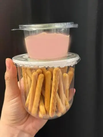Hình ảnh Bánh Que Chấm Sốt Kem Dâu