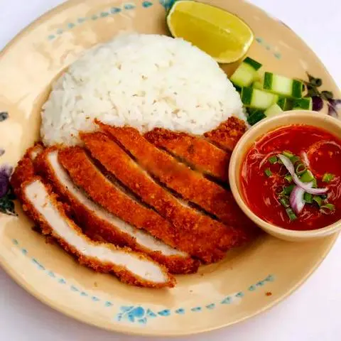 Hình ảnh Cơm thịt gà chiên giòn chấm sốt Thái