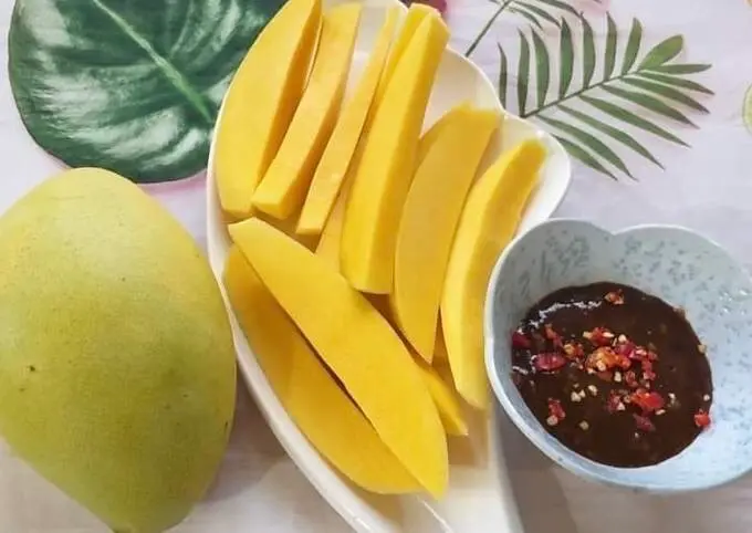 Hình ảnh Xoài keo vàng (kèm mắm ruốc)