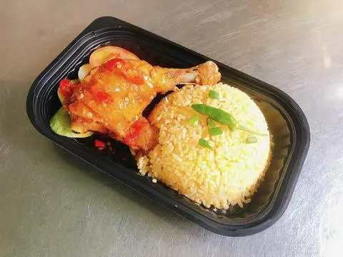 Hình ảnh Cơm đùi gà sốt cay nhỏ