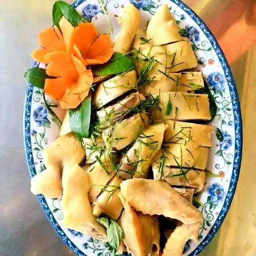 Hình ảnh Gà chặt lá chanh nửa con - cháo - gỏi