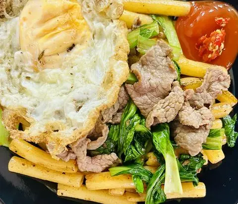 Hình ảnh Nui xào trứng (chiên dầu, ăn chay được)