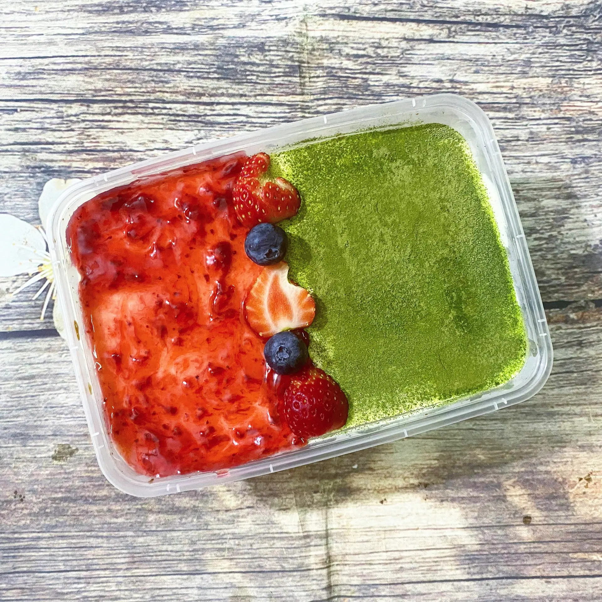 Hình ảnh Tiramisu vị trà xanh mix dâu