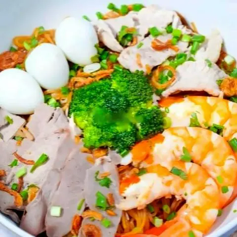 Hình ảnh Hủ tiếu tôm - trứng đặc biệt