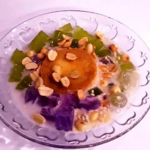 Hình ảnh Dĩa 1 cái bánh flan matcha thạch khoai môn nước cốt dừa