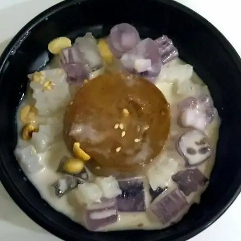 Hình ảnh Dĩa 1 cái bánh flan cacao thạch khoai môn nước cốt dừa