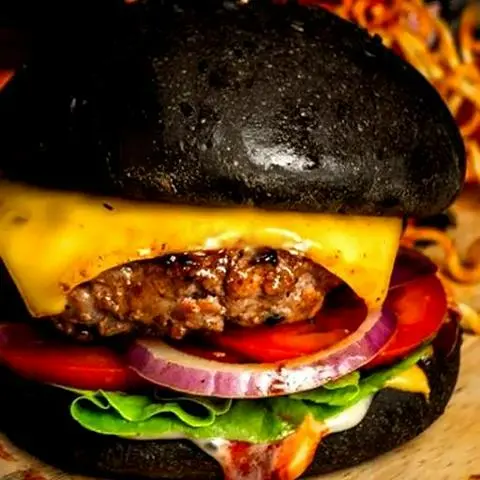 Hình ảnh Burger Tôm Trứng Phô Mai Than Tre