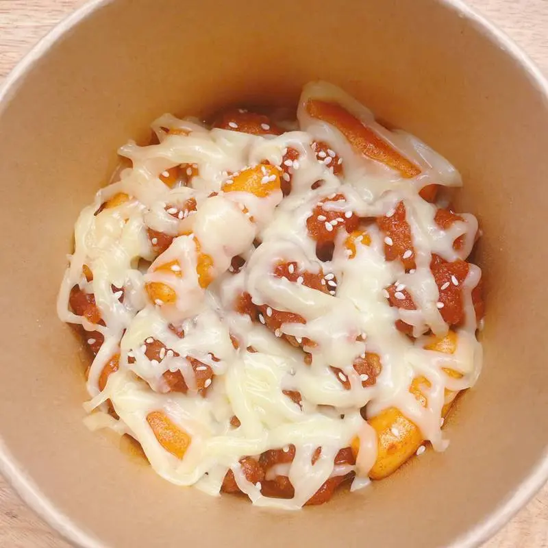 Hình ảnh Tokbokki Gà Phủ Phô Mai Sốt Cay Hàn Quốc (Bánh Gạo)