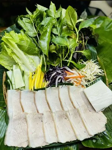Hình ảnh Bánh tráng cuốn thịt luộc rau rừng phần 2 người
