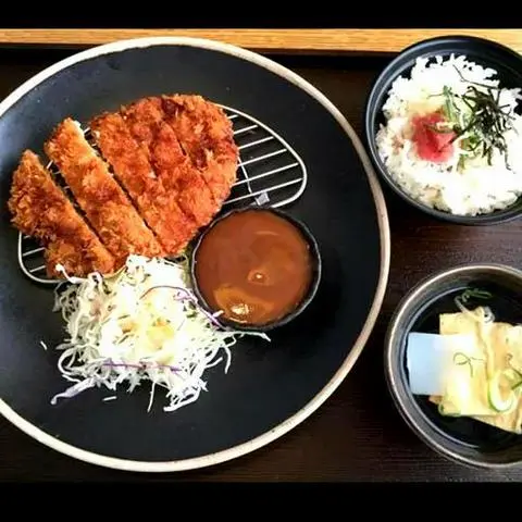 Hình ảnh Cơm thịt heo chiên giòn và cari Nhật
