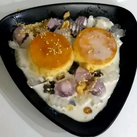 Hình ảnh Dĩa 2 cái bánh Flan truyền thống thạch khoai môn nước cốt dừa