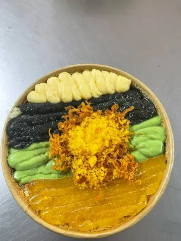 Hình ảnh Bông lan trứng muối mix 4 sốt