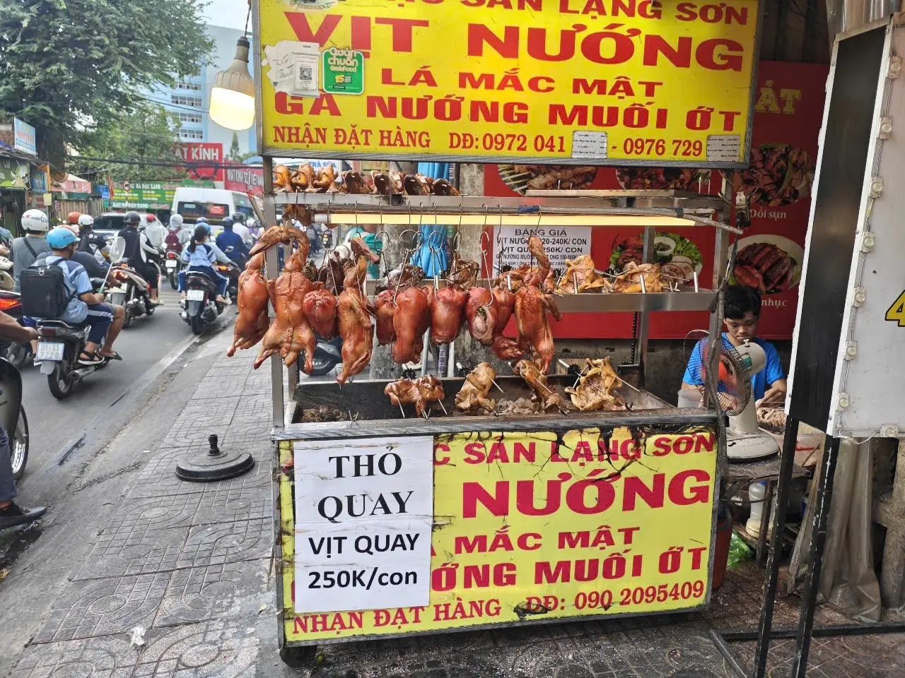 Hình ảnh 1 BẮP GIÒ HEO RÚT XƯƠNG QUAY LÁ MẮC MẬT 