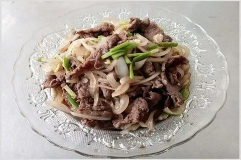 Hình ảnh Cơm bò xào củ hành