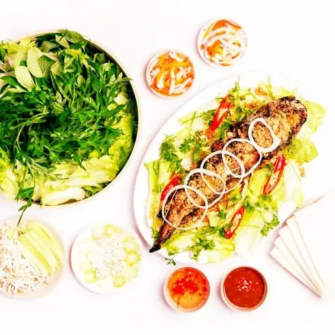 Hình ảnh Cá lóc nướng cuốn rau rừng bánh tráng phơi sương