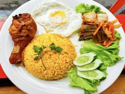 Hình ảnh CƠM GÀ ĐÙI VỪA SỐT MẮM TỎI + tặng kèm trứng ốp la