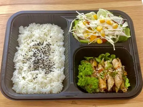 Hình ảnh Obento ba rọi cuộn măng tây