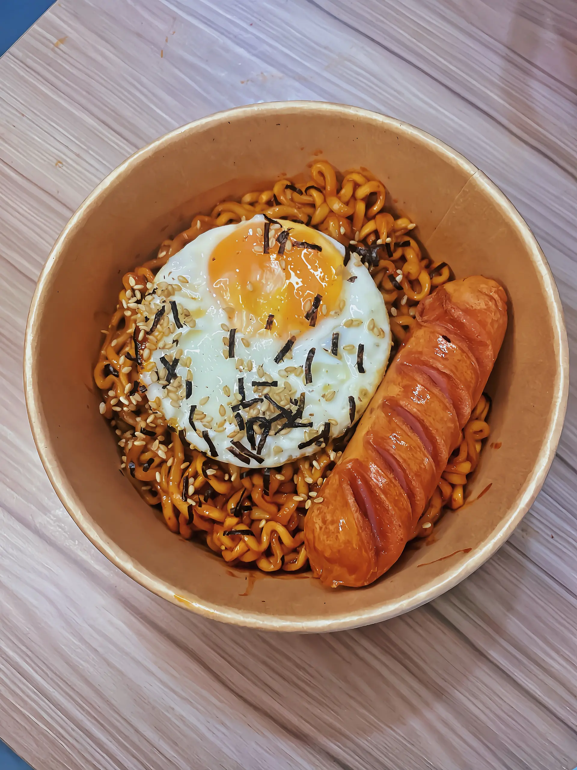 Hình ảnh Mì samyang trộn kèm trứng và xúc xích