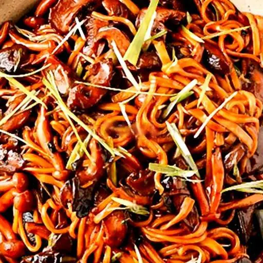 Hình ảnh Mỳ Đen Phomai Xúc Xích