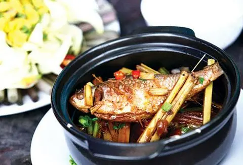 Hình ảnh Cơm Cá Ong Huế Kho Ớt Xanh