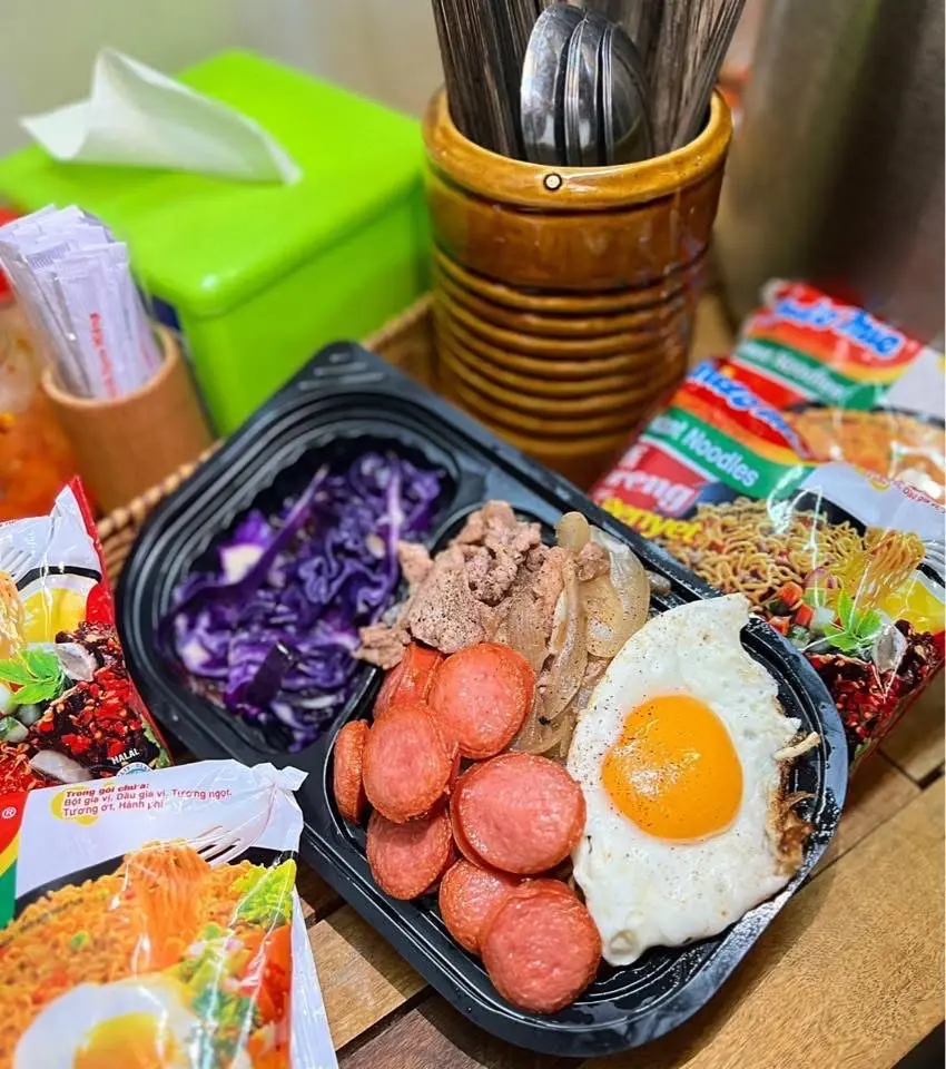Hình ảnh Mì Trộn Indo Full Topping (Tặng 1 Hồng Trà Tắc)