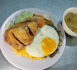 Hình ảnh cơm gà má đùi trứng ốp la