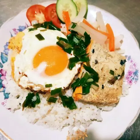 Hình ảnh Cơm Tấm : Trứng Chả ( tặng canh )