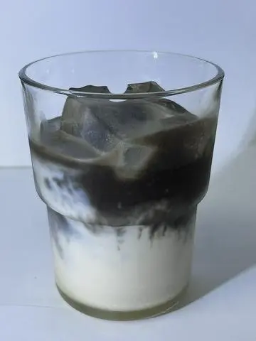 Hình ảnh Houjicha latte sữa yến mạch (tem conan)