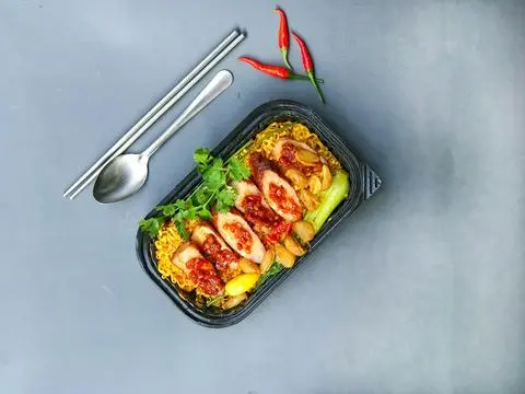 Hình ảnh Mì trộn nem nướng sa tế