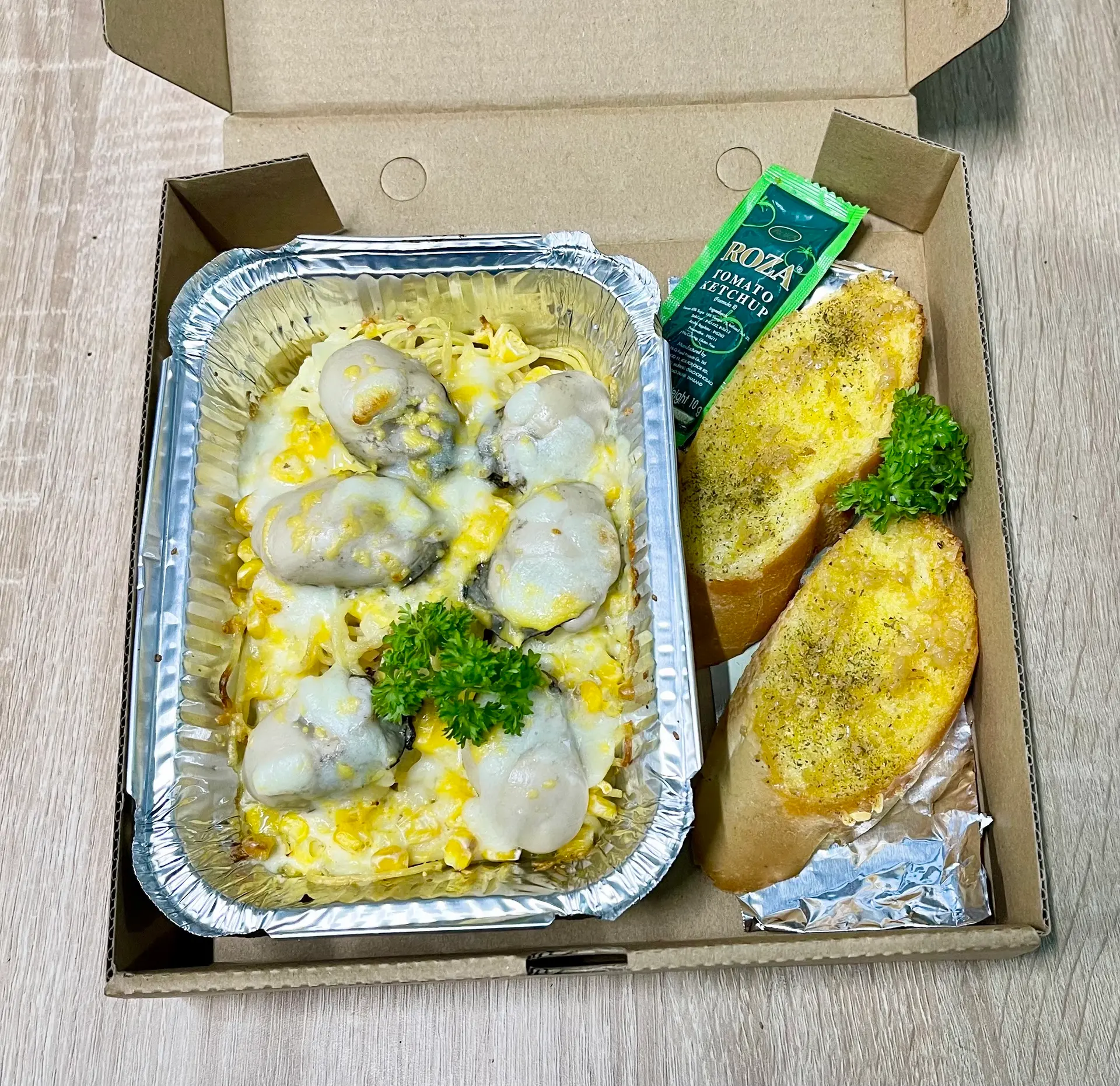 Hình ảnh Mì Hàu sốt kem nấm + Bánh mì bơ tỏi