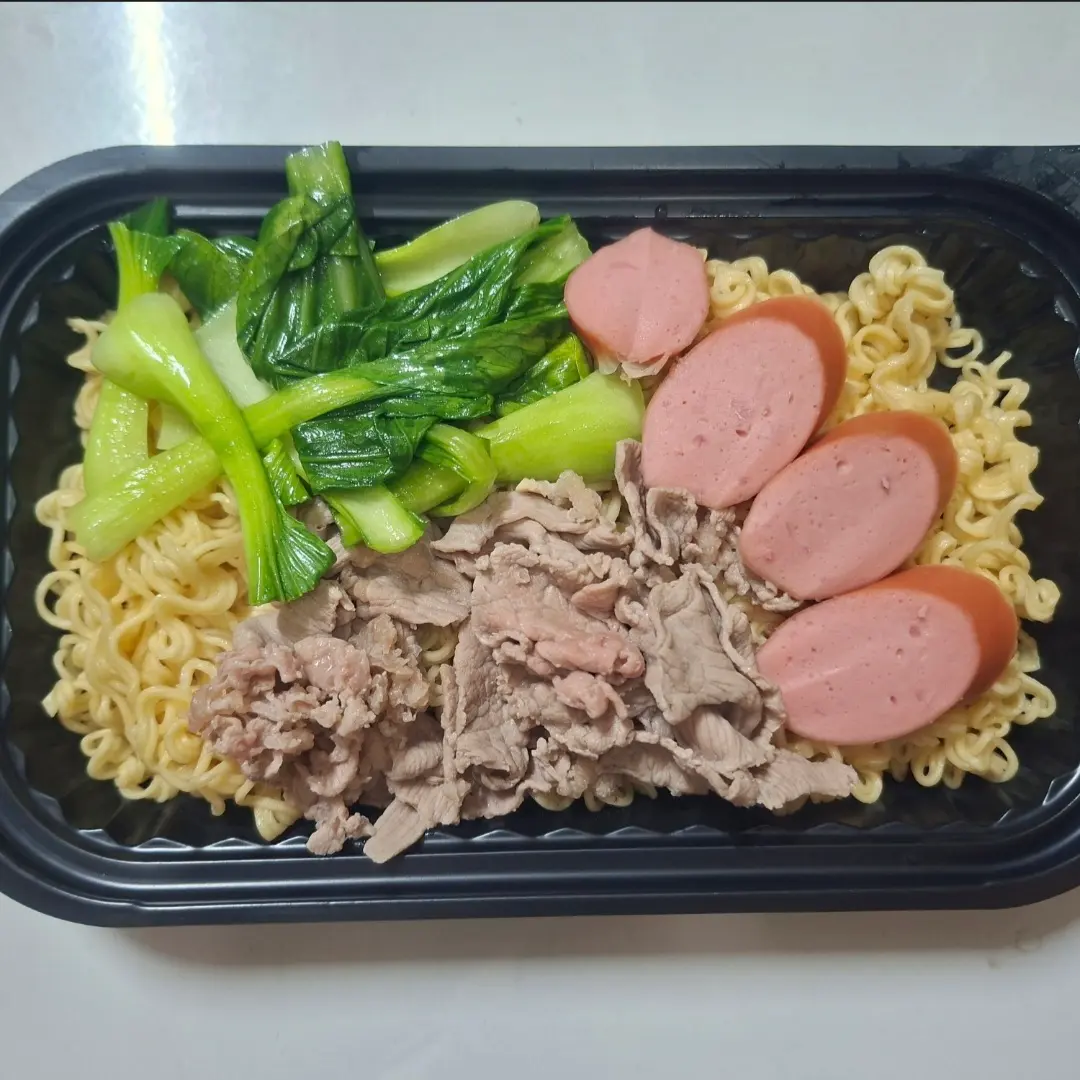 Hình ảnh Mì trộn bò xúc xích