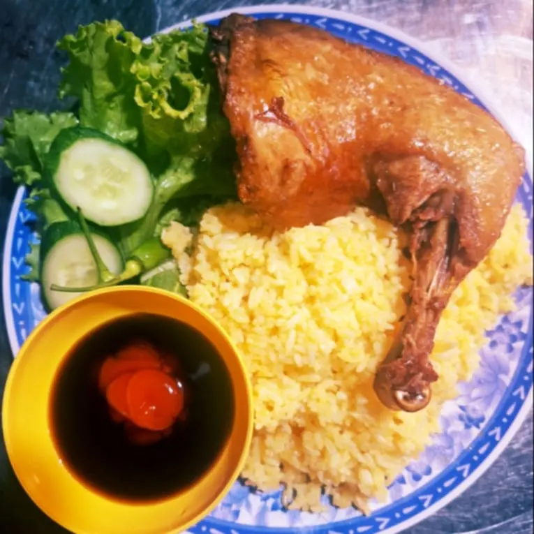Hình ảnh Cơm gà góc 4 lớn sốt tiêu đen ( kèm canh )