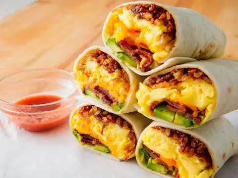 Hình ảnh Burrito xúc xích Đức - trứng omelet - cơ bản