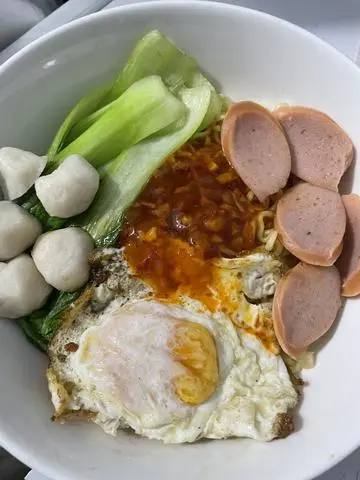 Hình ảnh Mì trộn sốt sate ( trứng ốp la )