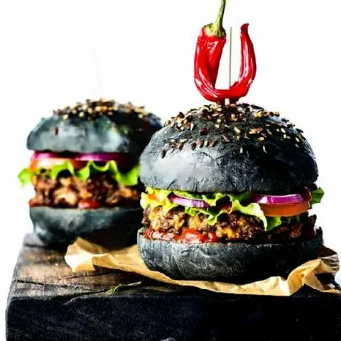 Hình ảnh Burger Bò Gà Giòn Than Tre