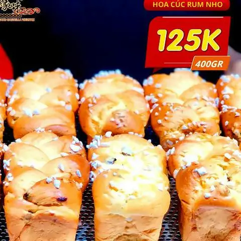 Hình ảnh Bánh mì hoa cúc rum nho men tự nhiên