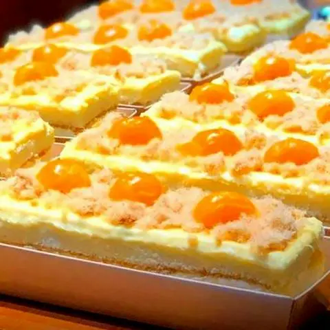 Hình ảnh Bánh bông lan hoàng kim 6 lớp