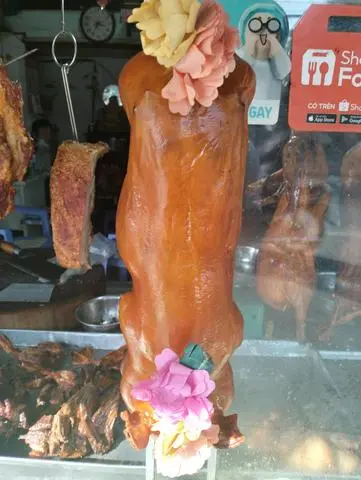 Hình ảnh Heo sữa quay 3-4kg+ tặng 1 bánh bao ( vui lòng đặt trước 1h30p)