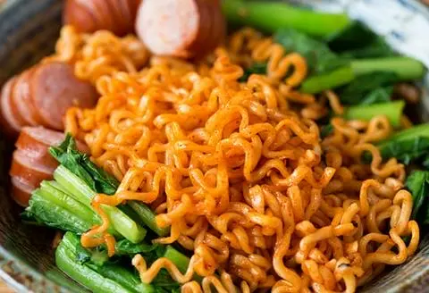 Hình ảnh Mì Trộn Xúc Xích