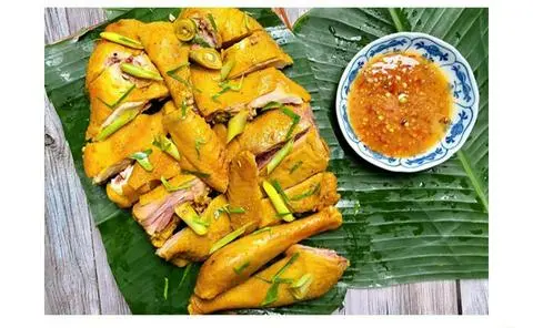 Hình ảnh Gà ủ muối nguyên con không chân - đầu