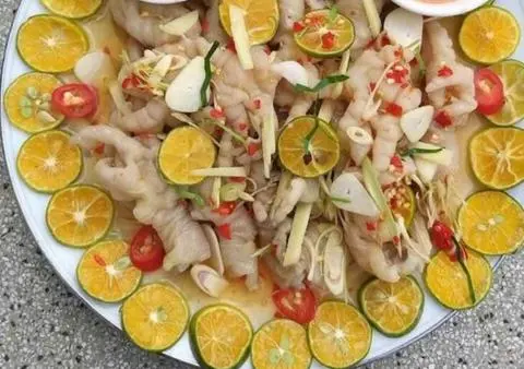 Hình ảnh chân gà  ngâm sả tắc 